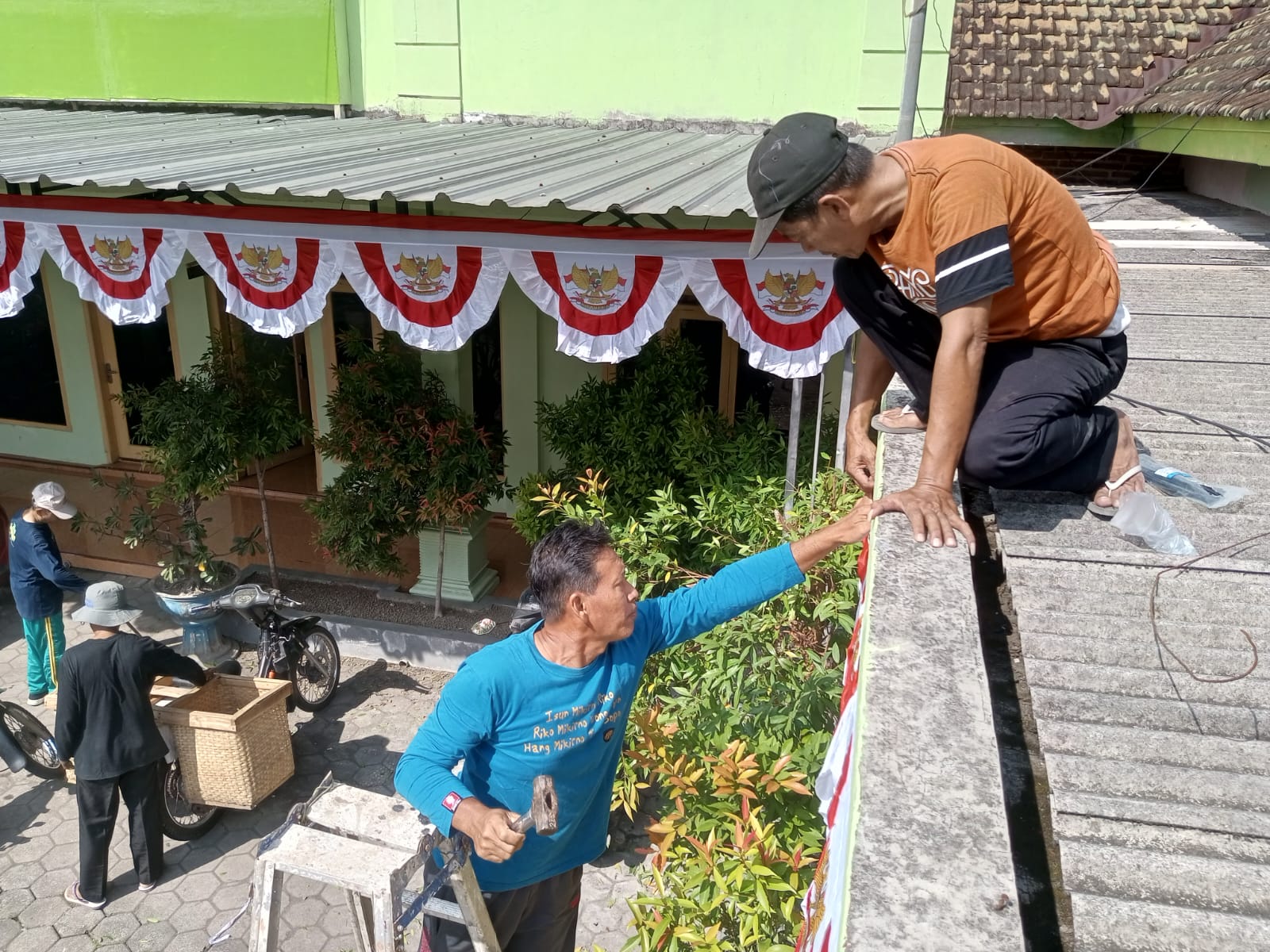 Sambut Bulan Kemerdekaan RI ke-81, Perangkat Desa Sambimulyo Bersama Mahasiswa KKN BBK Unair Gelar Kerja Bakti