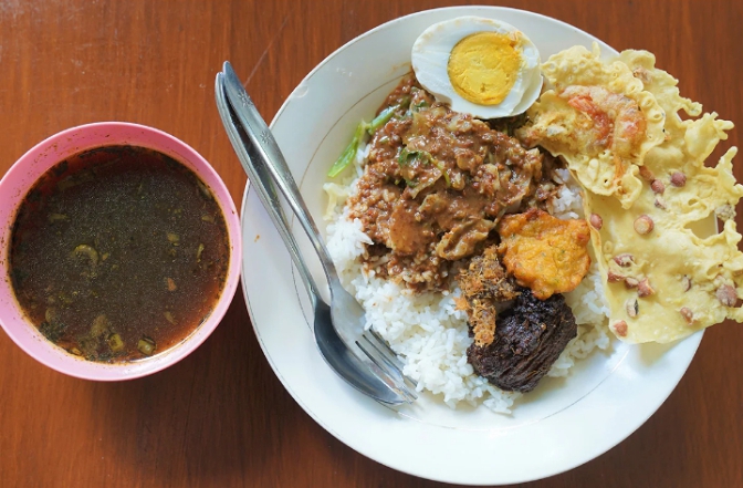 Kadisbudpar-Kenang-Masa-Kecil-Santap-Pecel-Rawon-Banyuwangi