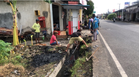 Warga-Kerja-Bakti--Membersihkan-Gorong---gorong