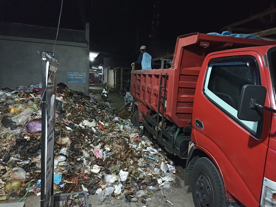 Kades-Sambimulyo-Perintahkan-Kadus-Kedungrejo-Atasi-Sampah-Pasar-Sambirejo