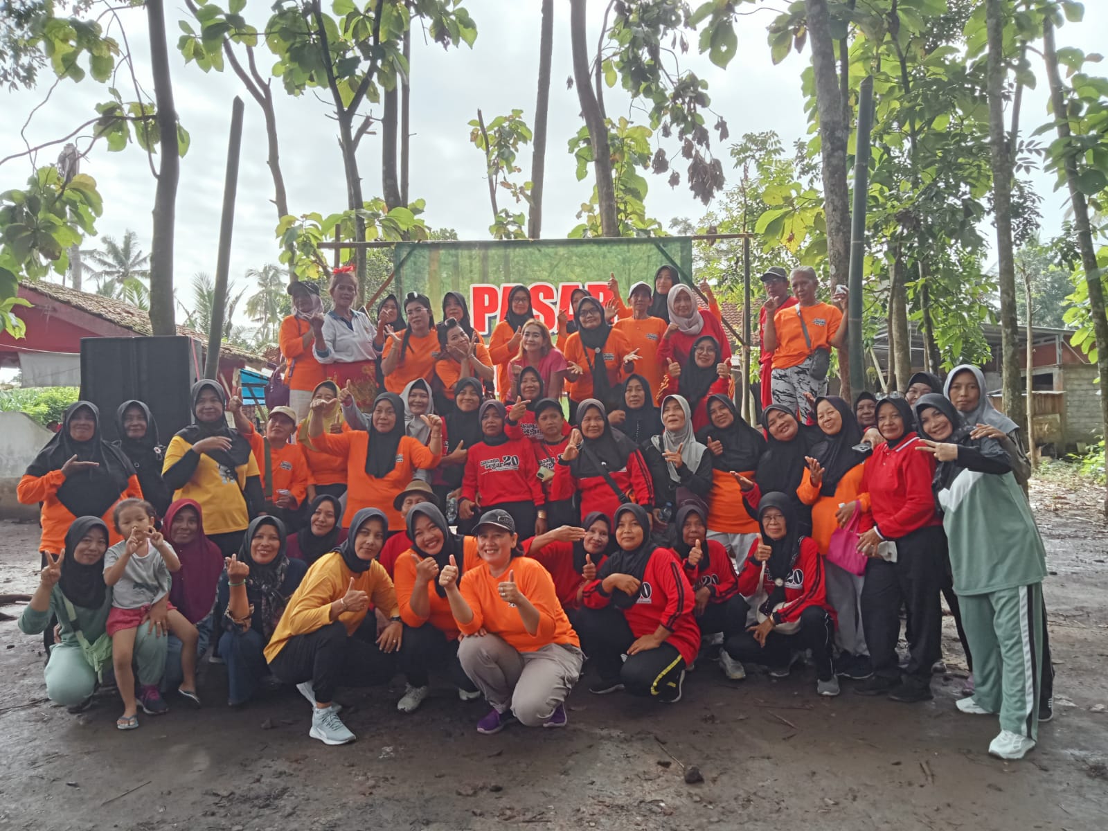 Pasar Jati Lincip Sambimulyo Dikunjungi Komunitas Sepeda dan Senam, Pedagangan Laris Manis