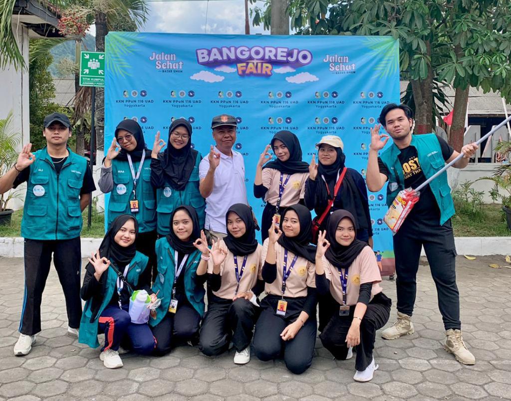 Mahasiswa-KKN-Universitas-Ahmad-Dahlan-Bersama-dengan-Masyarakat-Kecamatan-Bangorejo-Mengadakan-Jalan-Sehat-Bersama