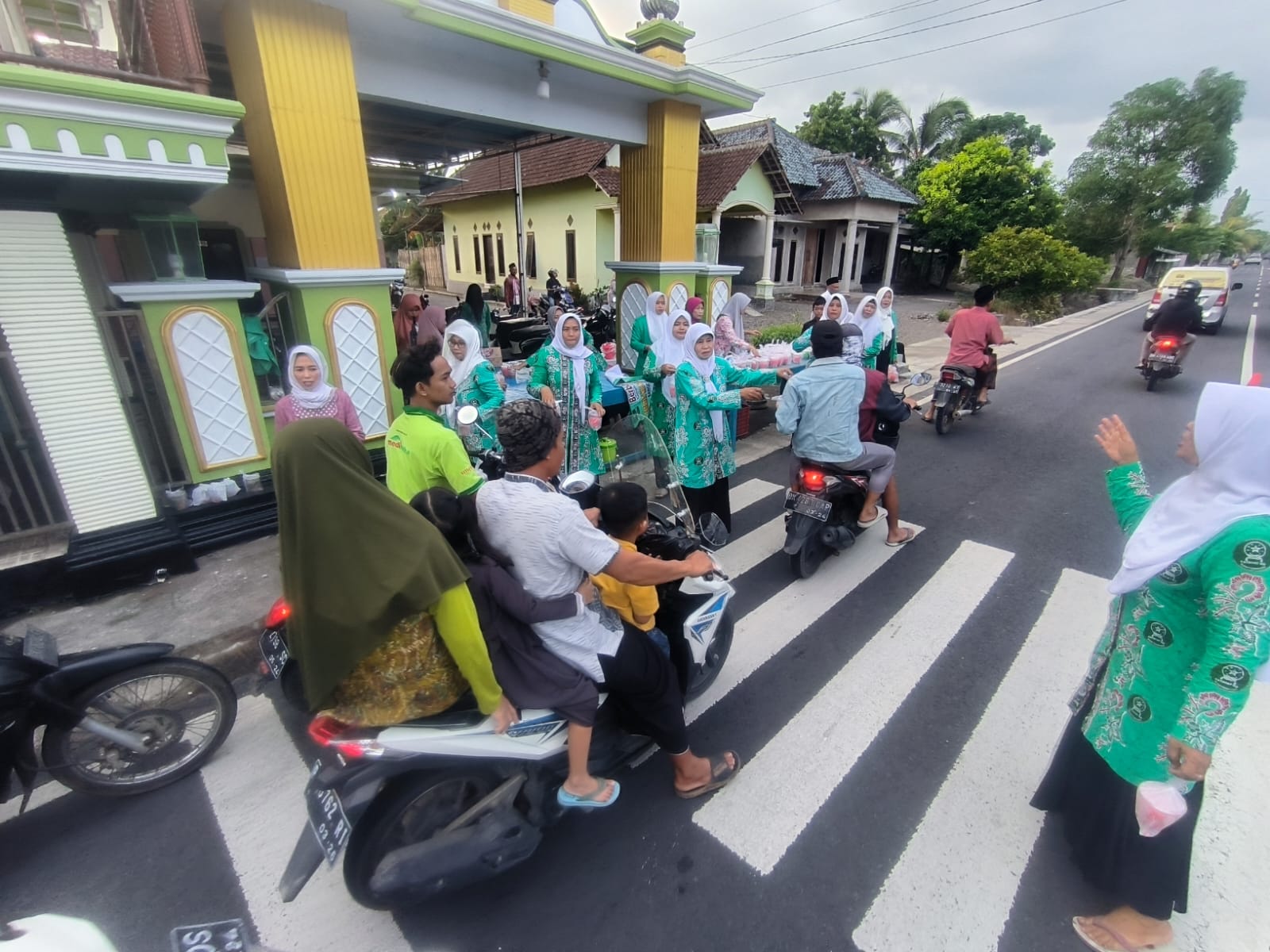 Fatayat-NU-dan-LazisNU-Ranting-Sambimulyo-Berbagi-Takjil