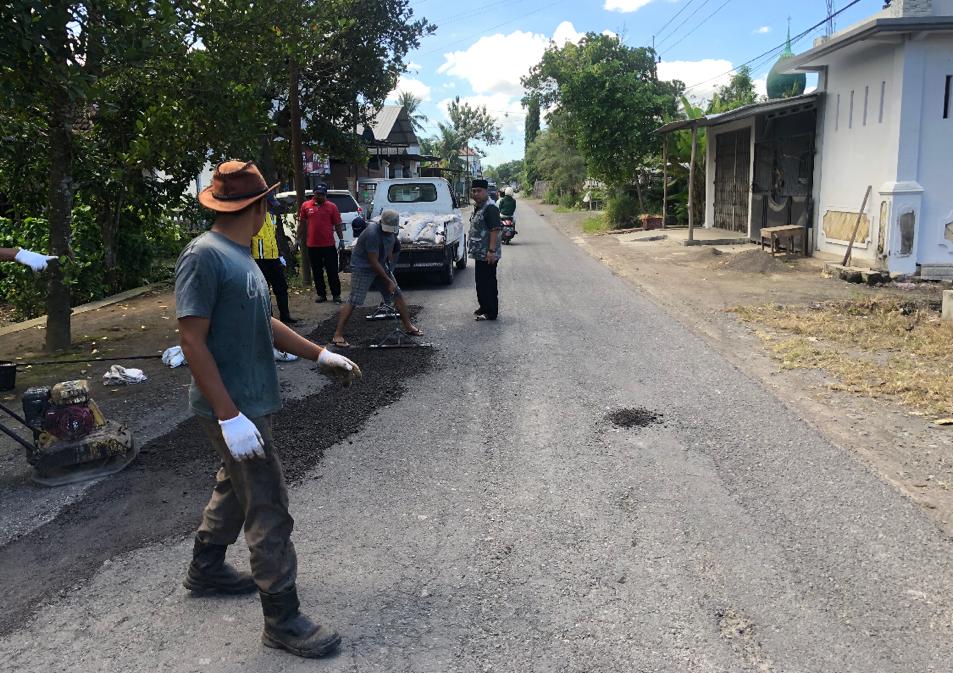 Jalan-Berlubang-Pasar-Kedungrejo-Ke-Timur-Di-Tambal-Tembus-Batas-Desa