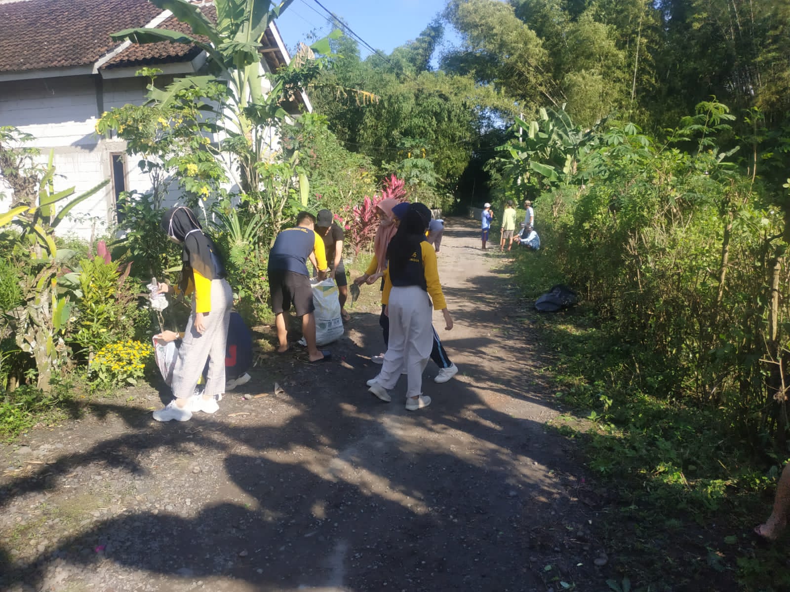 Warga-Sambimulyo-Dusun-Sambirejo-Gugur-Gunung-Bareng-Mahasiswa-KKN-Airlangga