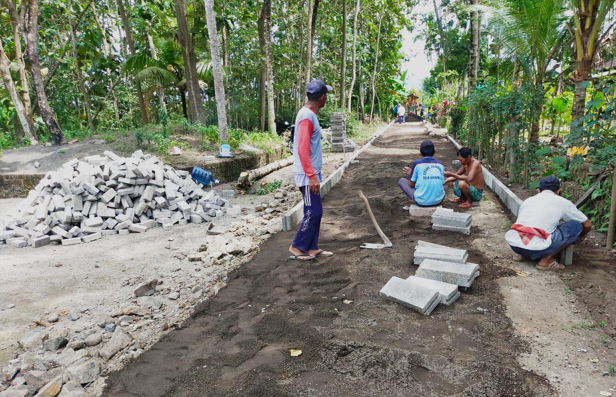Pembangunan-Pavingisasi-Di-Lingkungan-Rt-2---3-Rw-2-Dusun-Sambirejo-Desa-Sambimulyo-Diwiwiti