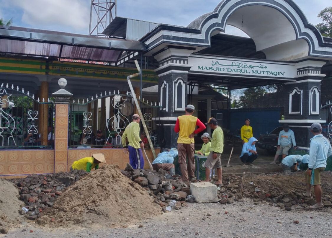 Warga-dan-Pemuda-Wangkit-Bersatu-Gotong---Royong-Awali-Galian-Drainase-Jilid-2