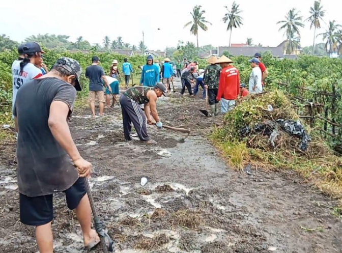 Warga-Dusun-Sambirejo-Gugur-Gunung-Perbaiki-Jalan-Desa
