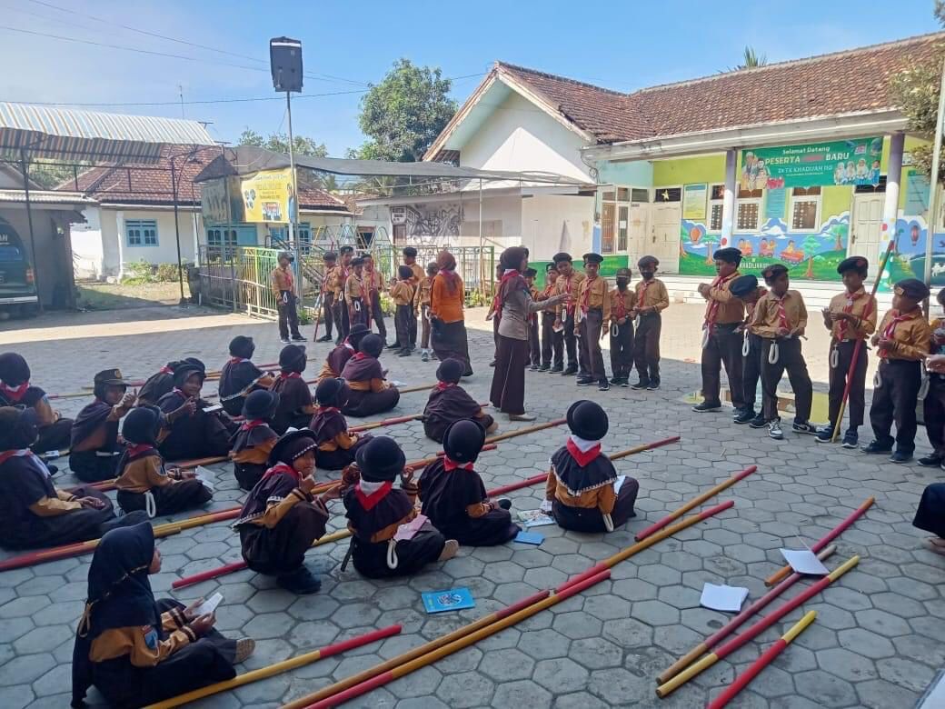 Pendidikan-Karakter-Melalui-Dasa-Dharma-Pramuka-Di-MI-Al-Falah-Sambimulyo