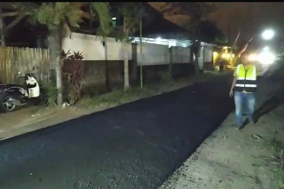 Proyek-Hotmix-Pemeliharaan-Jalan-RTH-Sambimulyo-Ke-Barat-Semalam-Dikerjakan