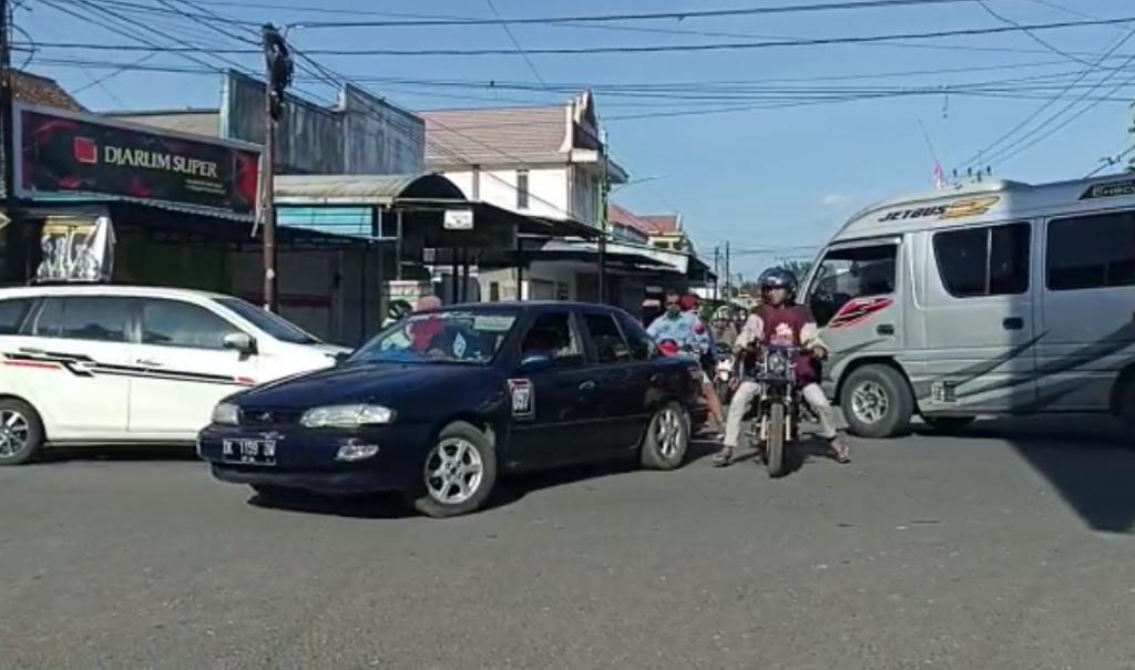 Lebaran-Ke-2-Perempatan-Pasar-Kedungrejo-Sambimulyo-Macet