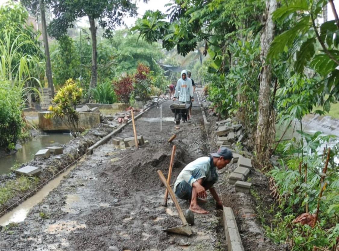 Pengerjaan-Pavingisasi-di-Dusun-Sambirejo-Wilayah-Pak-Jaet-Dimulai