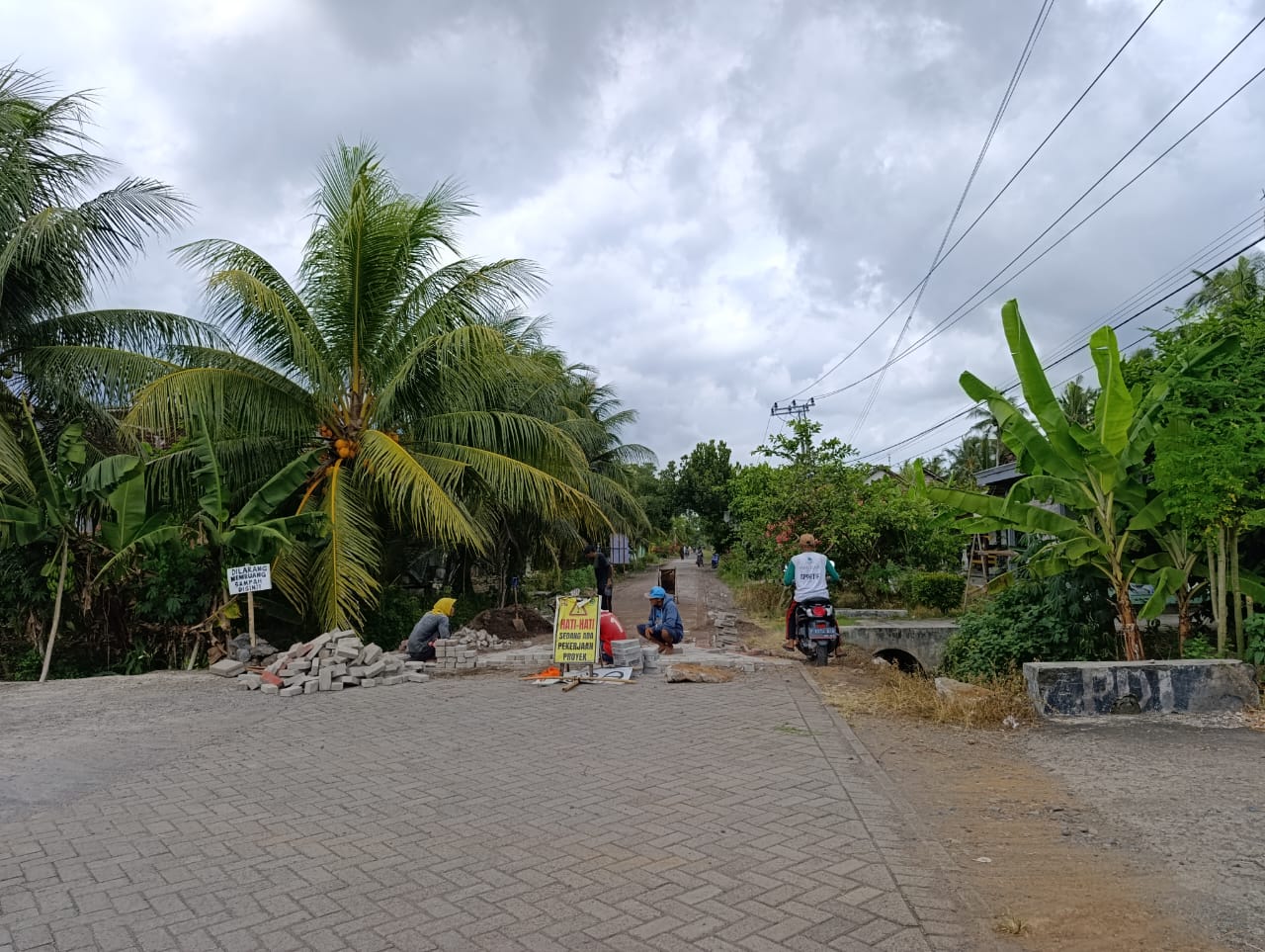 Pavingisasi-Jalan-Haji-Rojikan,-Kedungrejo-Etan-Sambimulyo-Selesai