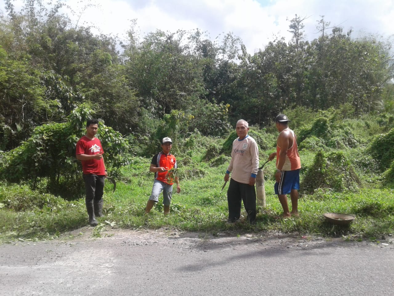 Kerja-Bakti-Bersih---Bersih-Di-Sepanjang-Tepi-Jalan-Lingkungan-RT-2-RW-3-Dusun-Kedungrejo-Sambimulyo