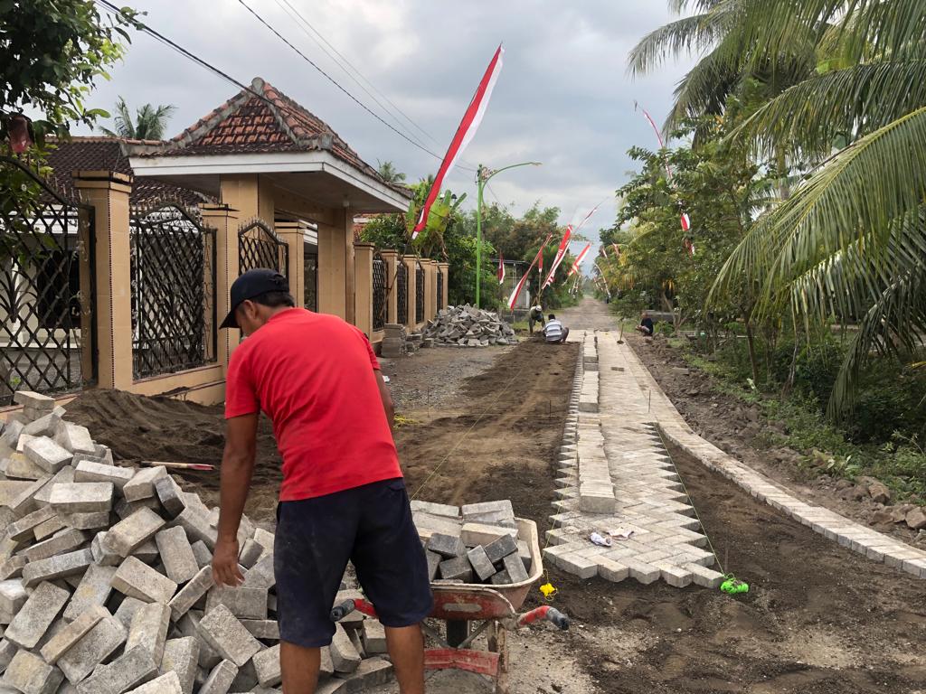 Warga-Kedungrejo-Etan---Sambimulyo,-Sambut-Baik-Pembangunan-Pavingisasi-Di-Jalan-Batas