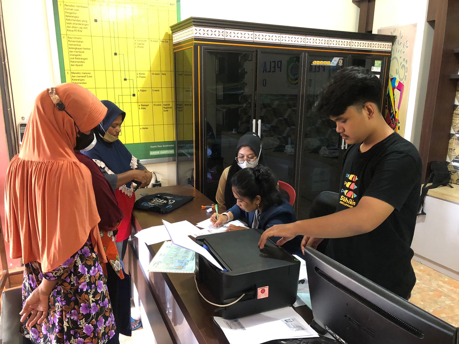 Mahasiswa-Magang-Kampus-Merdeka-Terjun-Langsung-Bantu-Penyaluran-BLT-dan-Vaksinasi-di-Balai-Desa-Sambimulyo