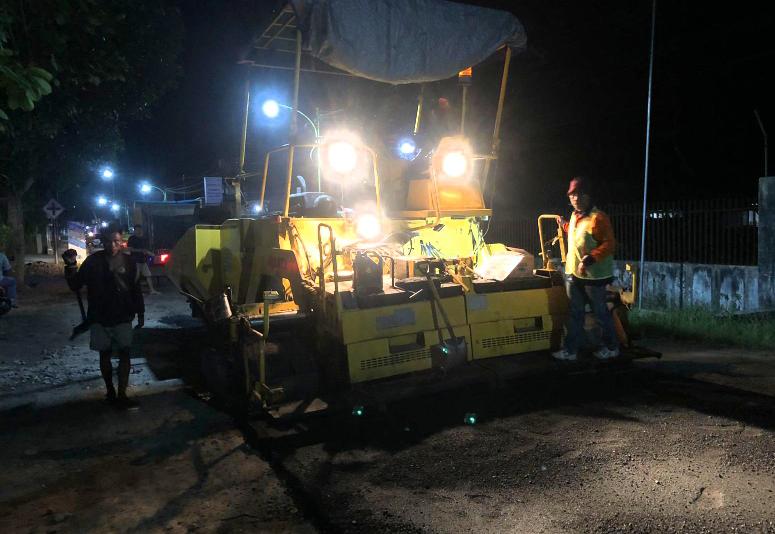 Semalam-Dinas-PU-Bina-Marga-Perbaiki-Jalan-Depan-Kantor-Desa-Sambimulyo-Ke-Barat