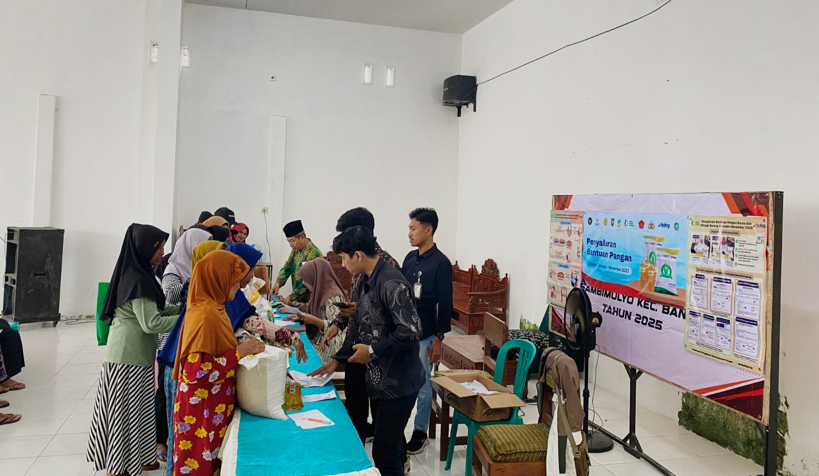 Penyaluran-Bantuan-Pangan-Beras-dan-Minyak-di-Desa-Sambimulyo