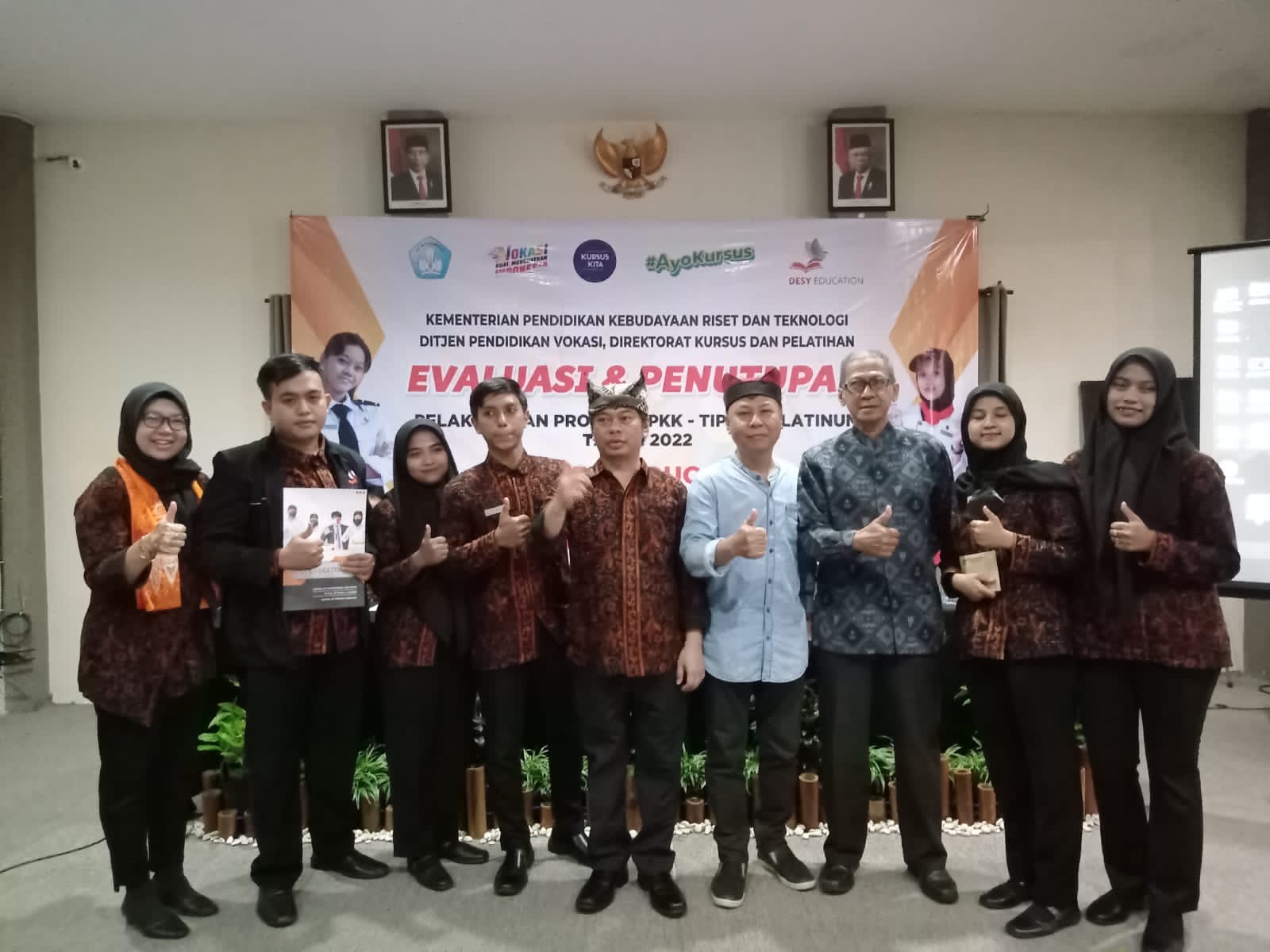 KURSUS-SINGKAT-6-BULAN-DI-LKP-DESY-EDUCATION,--5-WARGA-KECAMATAN-BANGOREJO-TEKEN-KONTRAK-KERJA-DI-HOTEL-BERBINTANG