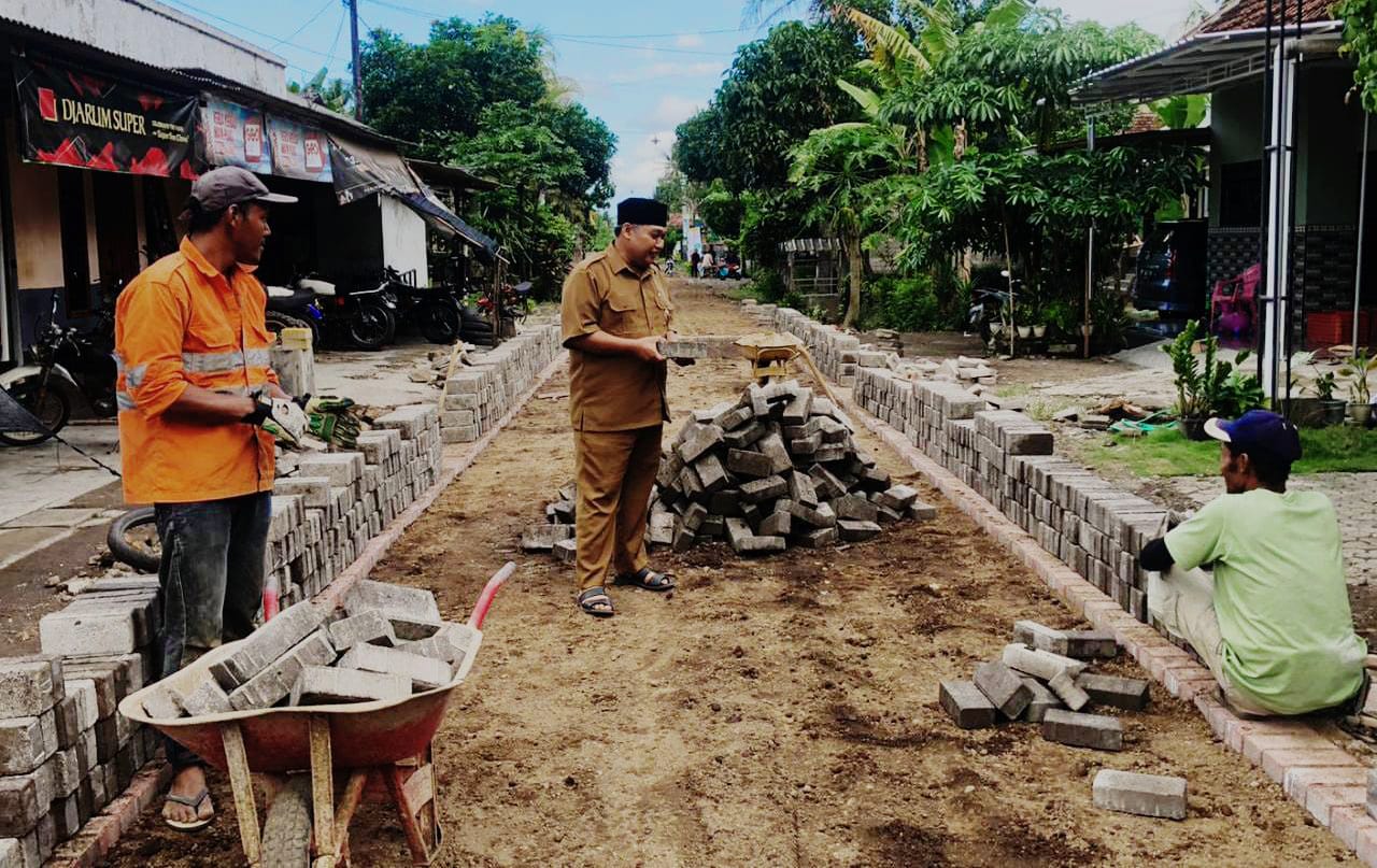 Kades-Sambimulyo-Tinjau-Pembangunan-Pavingisasi-Di-Daerah-Sambi-Timur