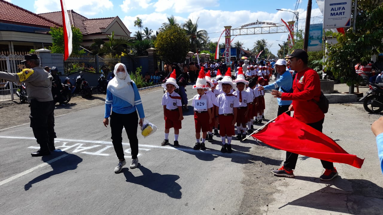 Kostum-Serba---Serbi-Dan-Yel---Yel-Warnai-Lomba-Gerak-Jalan-Desa-Sambimulyo