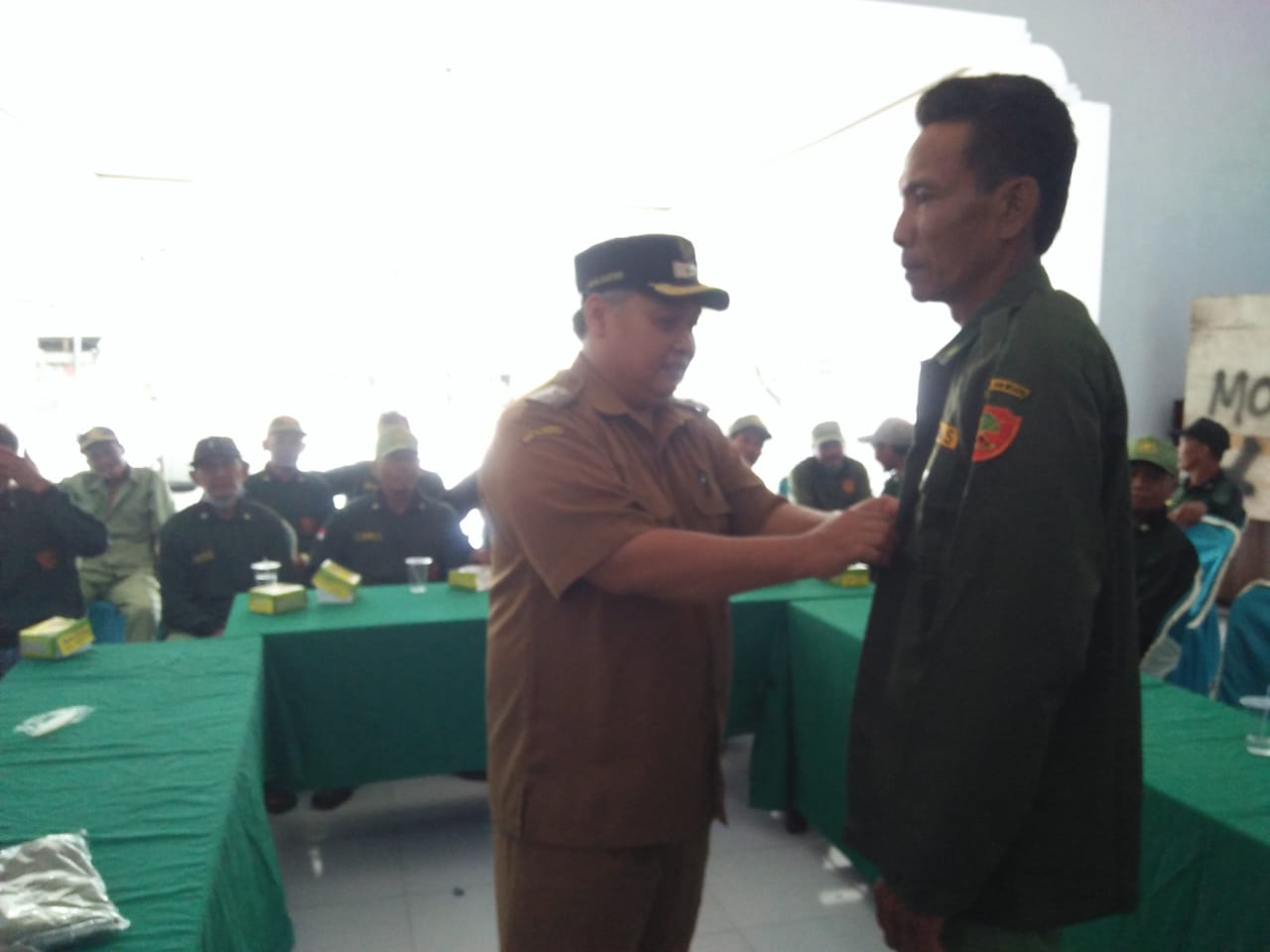 Kepala-Desa-Sambimulyo-Serahkan-Seragam-Linmas