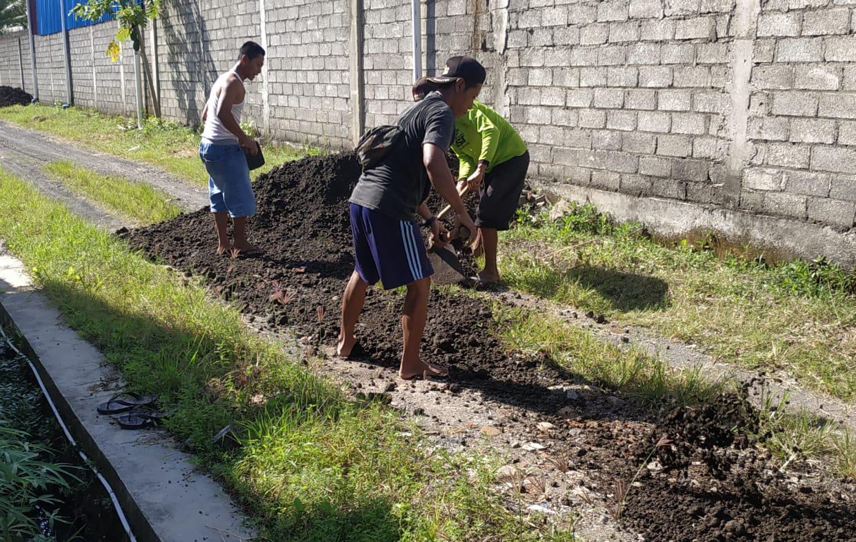 Warga-Kampung-Limolas-Gugur-Gunung