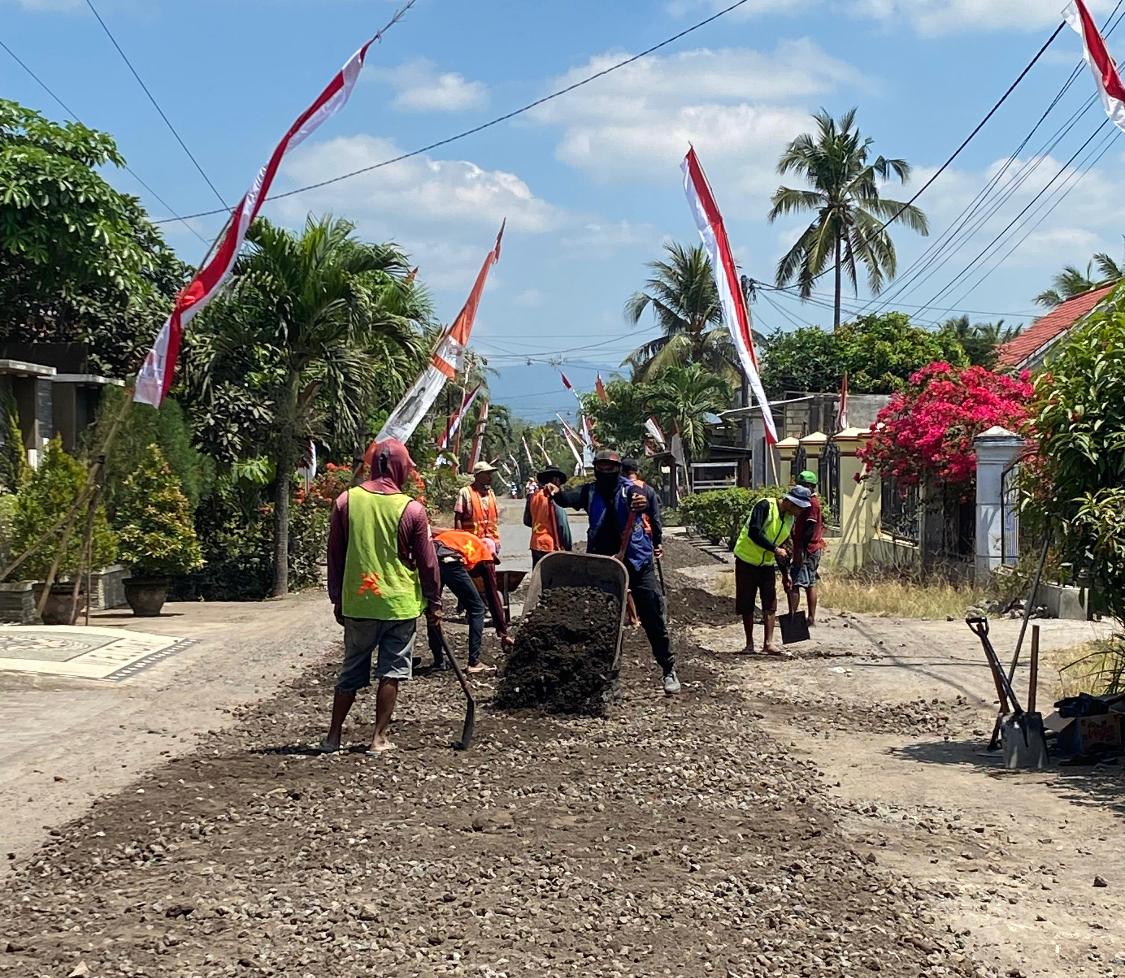 Kegiatan-Agregat-di-Jalan-RTH-Sambimulyo-ke-Barat-