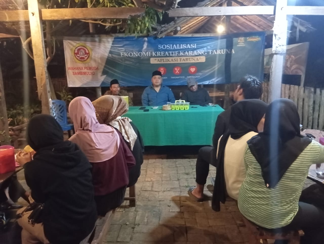 Karang-Taruna-Sambimulyo-dan-Mahasiswa-KKN-Diskusi-Ekonomi-Kreatif-Aplikasi-Taruna