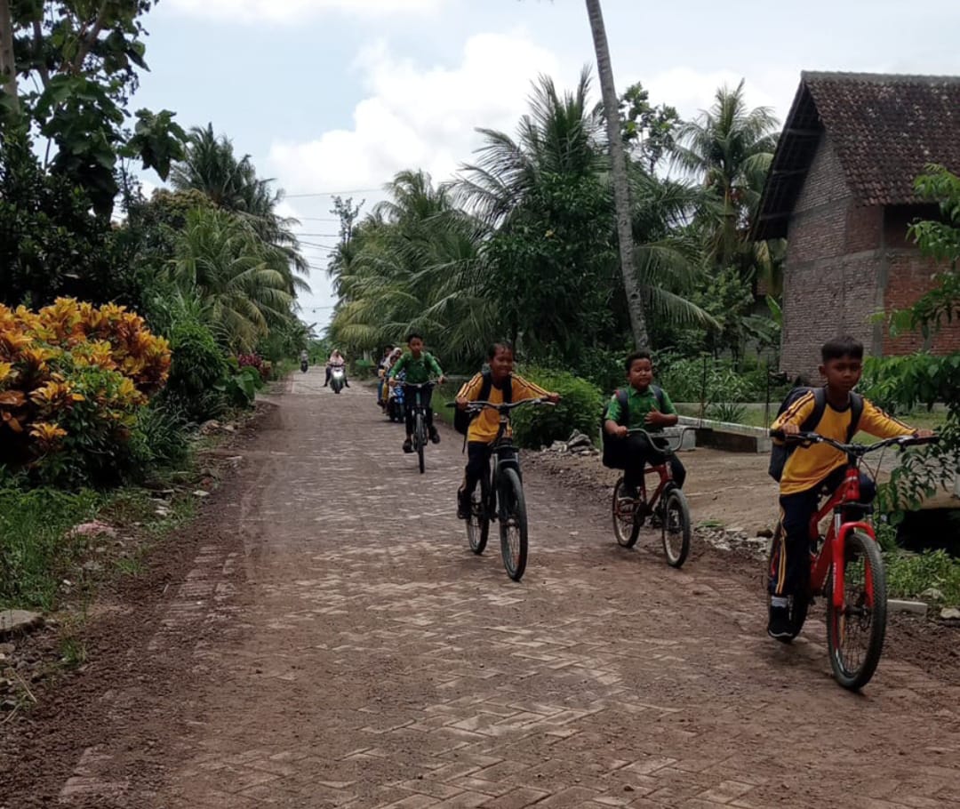 Proyek-Pavingisasi-Jalan-MI-Thoriqul-Huda-Sambimulyo-Selesai-100%