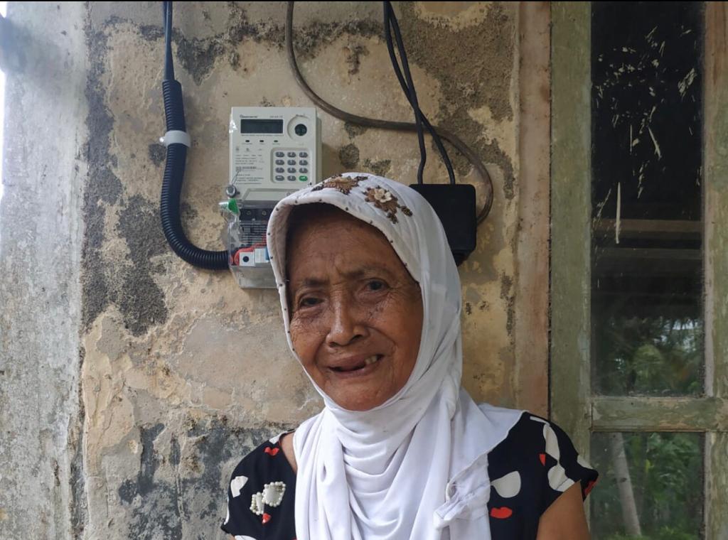 Renovasi-Rampung--100%-Rumah-Mbah-Katipah-Kini-Pasang-Listrik-Sendiri