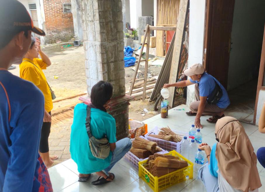 Pelatihan-Pembuatan-Dupa-di-Sambimulyo-:-Peserta-Masuki-Tahap-Pewarnaan
