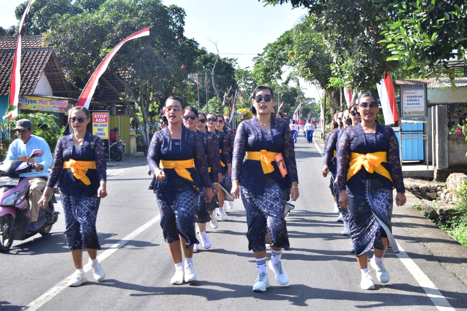 Kepala-Desa-Sambimulyo-Apresiasi-Partisipasi-Warga-dalam-Lomba-Gerak-Jalan