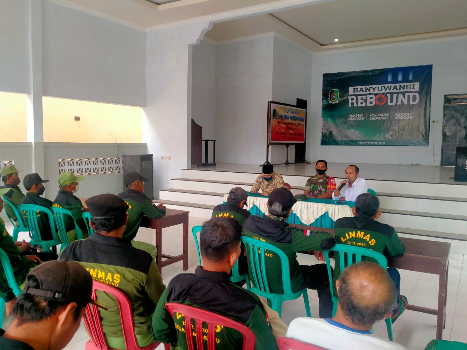 Linmas-dan-Jogo-Tirto-Menerima-THR-dari-Pemdes-Sambimulyo