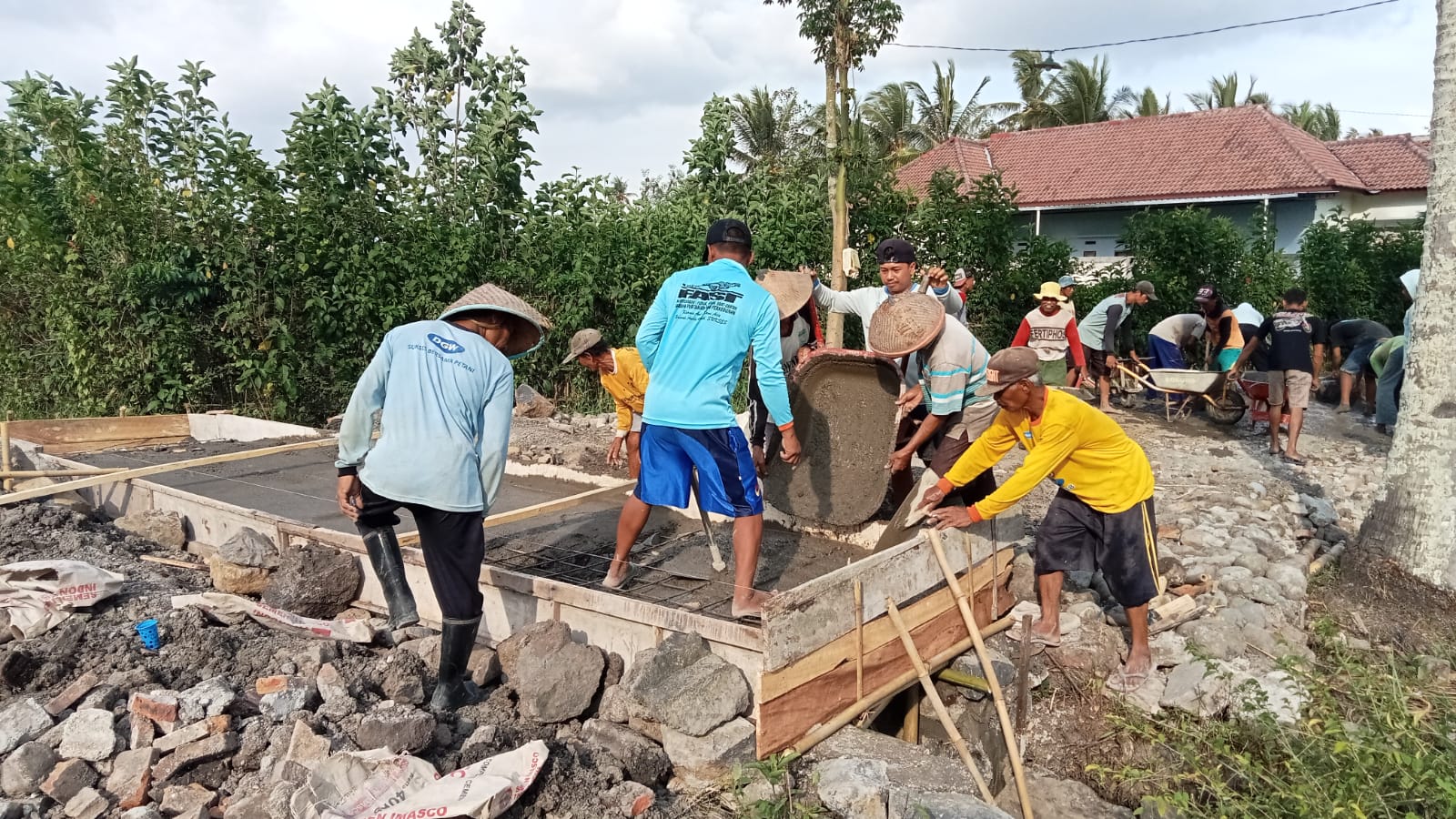 Pembangunan-Plat-Dueker-Kelompok-Tani-Pipit-Rampung-Dikerjakan