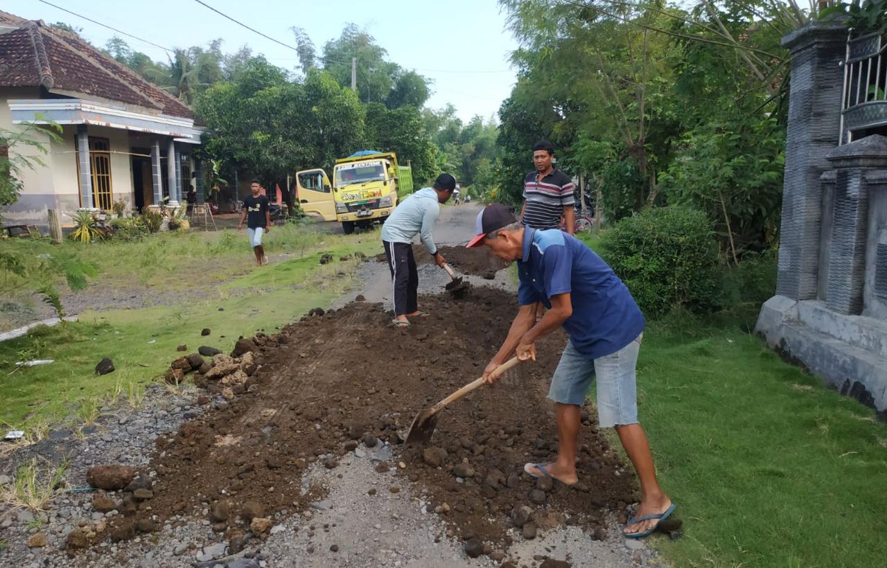 Gotong-Royong-Pengurukan-Jalan-Warga-Dusun-Sambirejo---Sambimulyo-Diwiwiti-Jam-5-Pagi