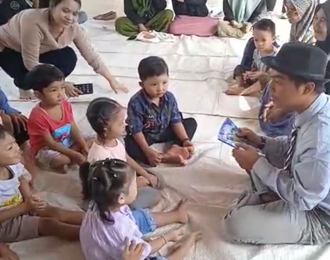 Atraksi-Sulap-Di-Taman-Posyandu-Melati-Oleh-Mahasiswa-KKN-Ibrahimy-Bikin-Anak---anak-Gembira