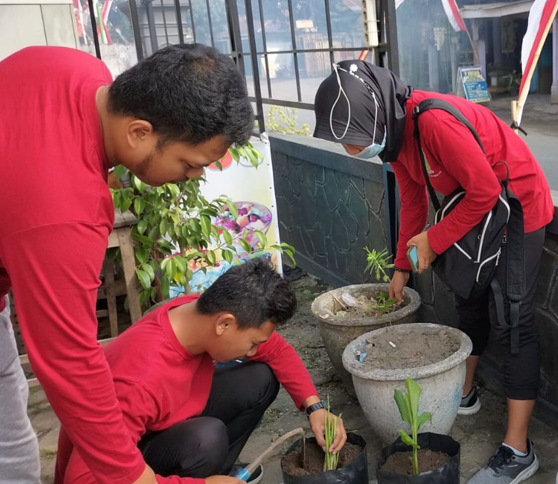 Kerja-Bakti-Jumat-Bersih-Tanam-Bunga-Dan-Toga-Di-Lingkungan-Kantor-Desa