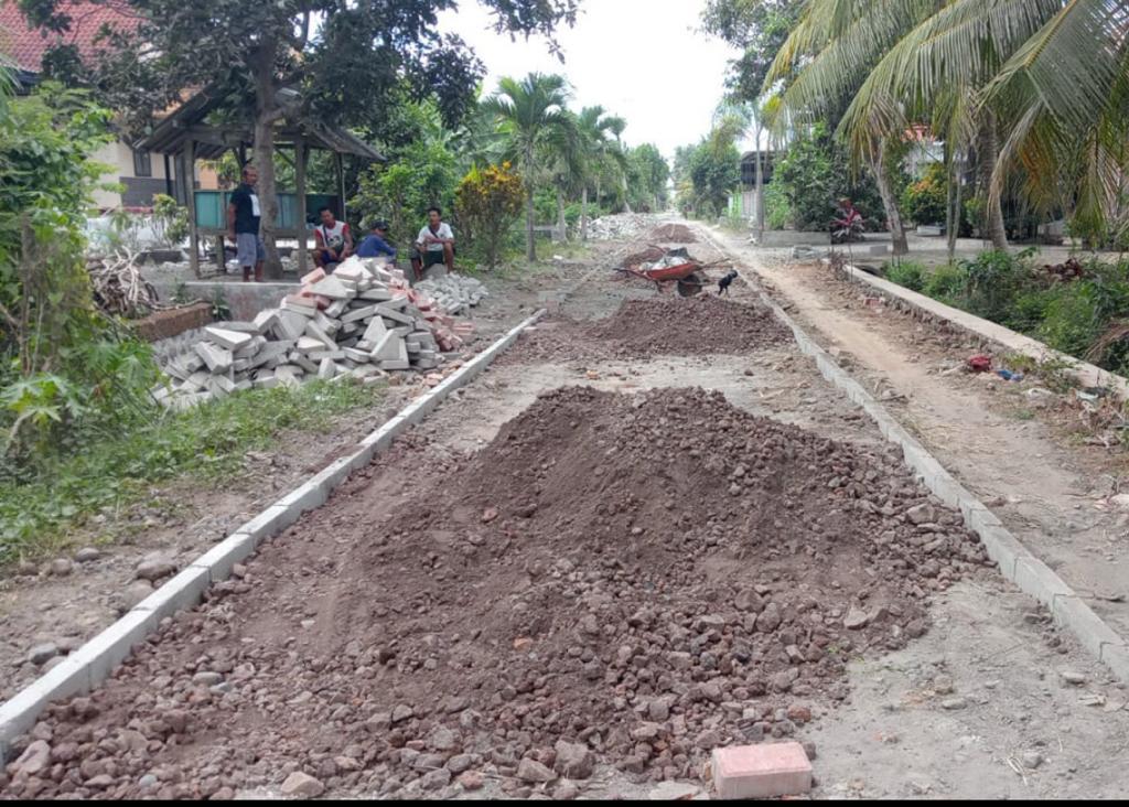 Lanjutan-Pavingisasi-Jalan-Batas-Sambimulyo---Temurejo-Ke-Selatan-Mulai-Dikerjakan